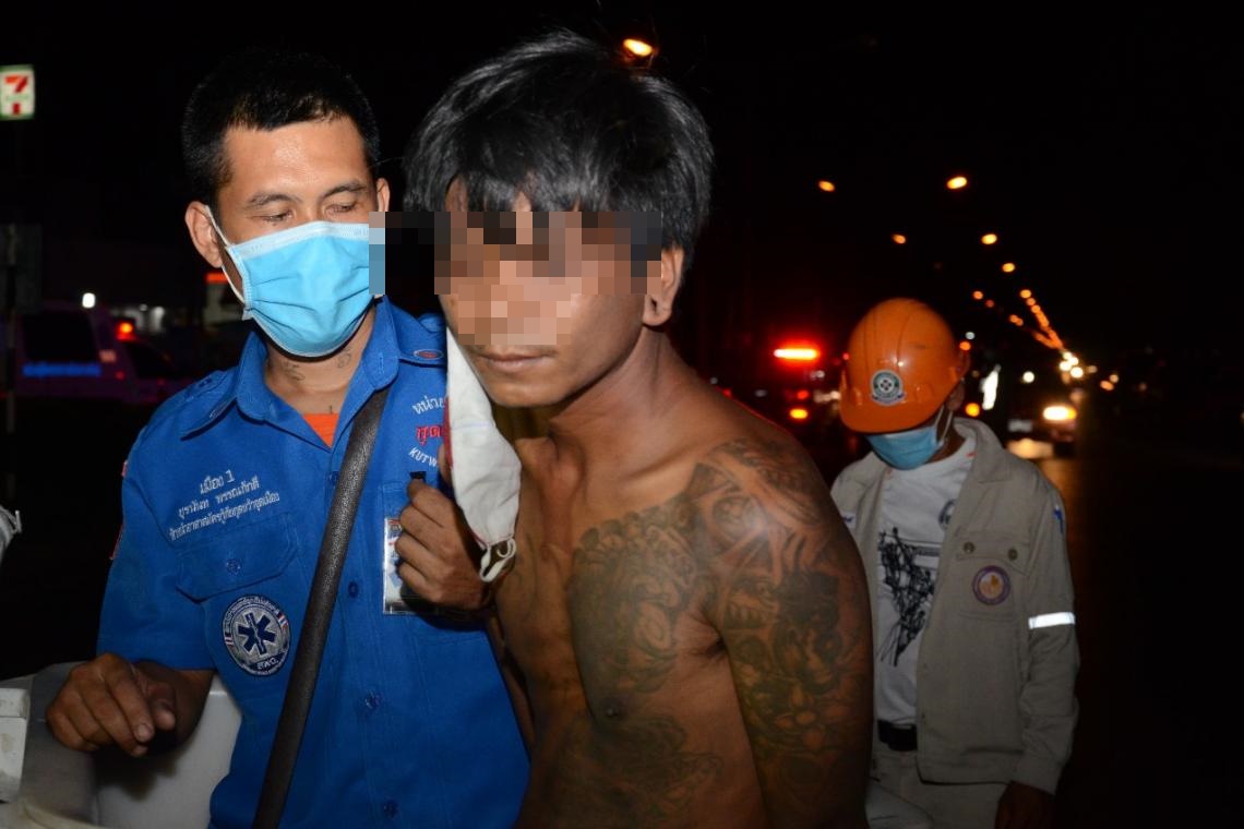 กาฬสินธุ์ระทึก! หนุ่มเมาหลอน​ ปีนหลังคาสะพานลอยกลางเมืองหวังฆ่าตัวตาย