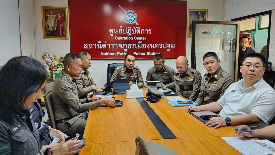 ตร.นครปฐม เร่งแกะรอยโจรชิงทองห้างดัง พบขี่ย้อนศรเข้าก่อเหตุ 