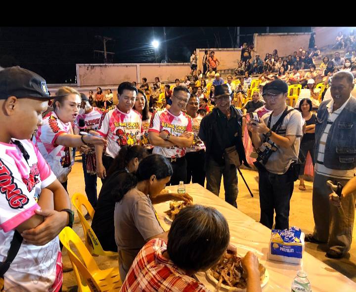 นักท่องเที่ยวทั้งชาวไทยและชาวมาเลเซีย'เช็คอิน ชิม ช้อป'ของดีเมืองเบตงในงานไก่เบตง