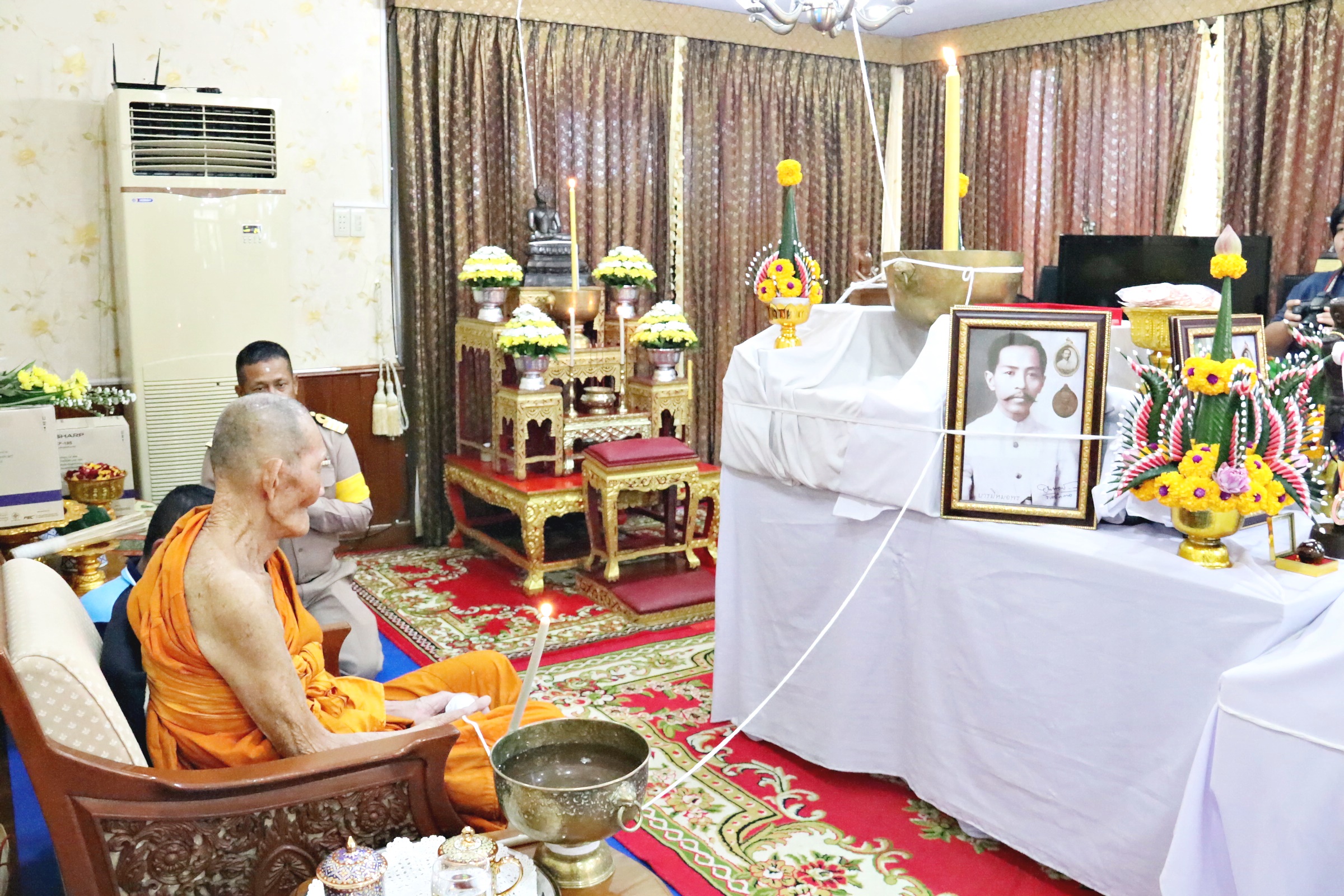 "หลวงปู่ฮก"เกจิดังนั่งปรกปลุกเสกวัตถุมงคล"บารมีหมอพร" นำรายได้ซื้อเครื่องมือแพทย์กองทัพเรือ