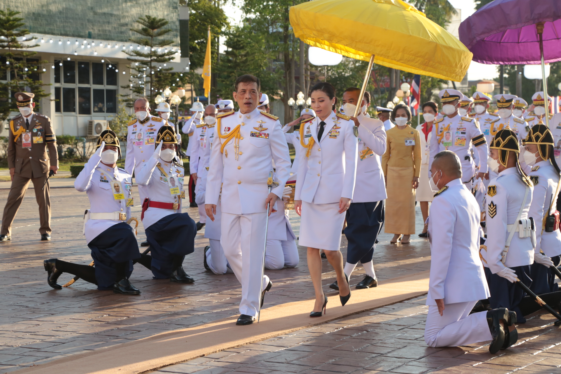 "ในหลวง-พระราชินี" เสด็จพระราชทานกระบี่และปริญญาบัตรผู้สำเร็จการศึกษาโรงเรียนนายร้อยตำรวจ
