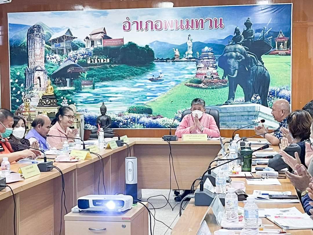 รอง ผวจ.กาญจน์ นำทีม หน.กลุ่มงาน สธ.มูลฐานและสุขภาพภาค ปชช.อสม.คกก.พัฒนาคุณภาพชีวิต (พชจ.) เยี่ยมเสริมพลัง พชอ.พนมทวน