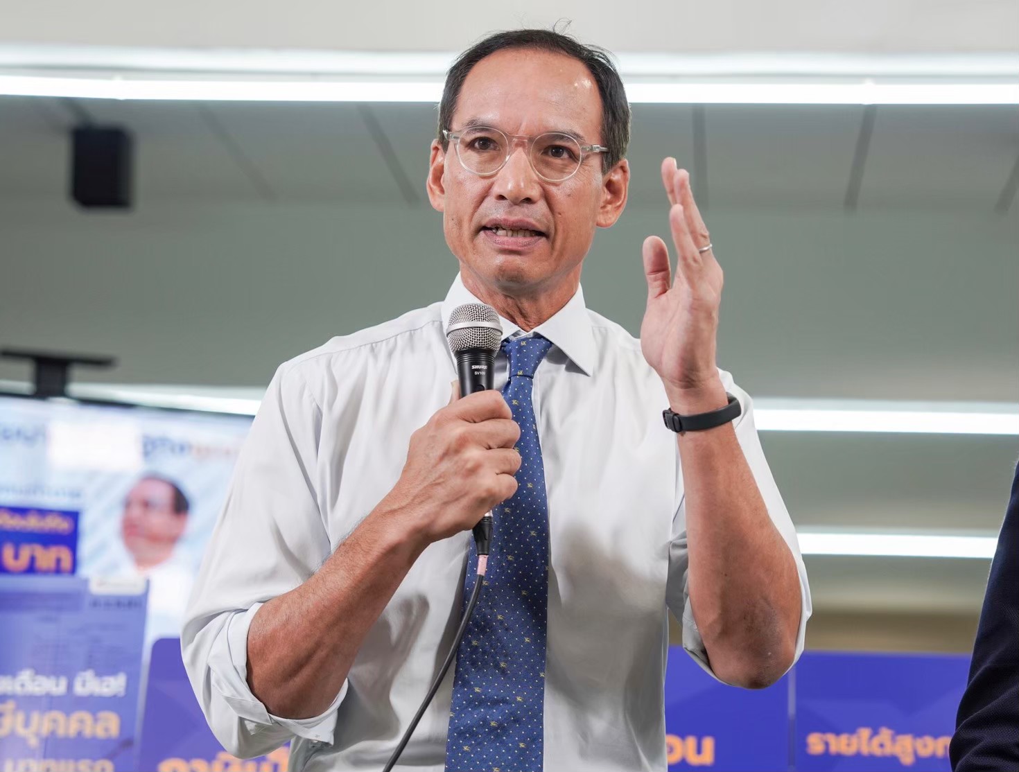  "กรณ์" นำผู้สมัครกทม. "ชาติพัฒนากล้า" สมัครส.ส.พรุ่งนี้ ก่อนปฏิบัติการ "เศรษฐกิจสายมู" สักการะท้าวมหาพรหม 