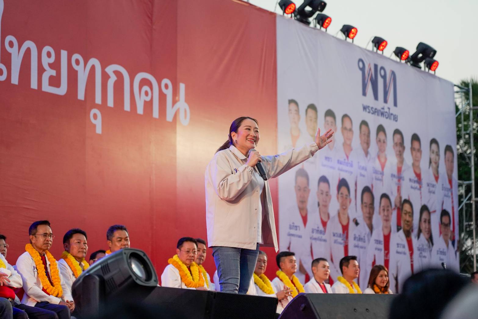 โคราชแทบแตก! แห่ฟังปราศรัย ‘แพทองธาร’ อ้อนเลือกเพื่อไทยแลนด์สไลด์ทั้งจังหวัด