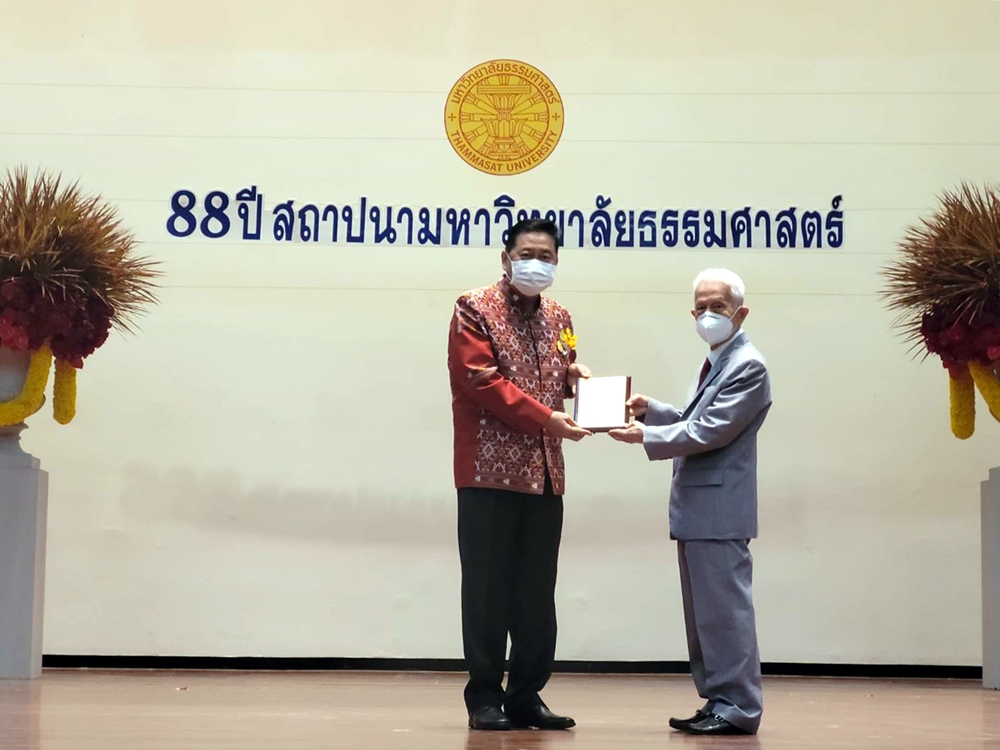 เมืองน้ำดำสุดปลื้ม!! “ผู้ว่าฯ ทรงพล” รับโล่เกียรติยศศิษย์เก่าดีเด่น มธ.