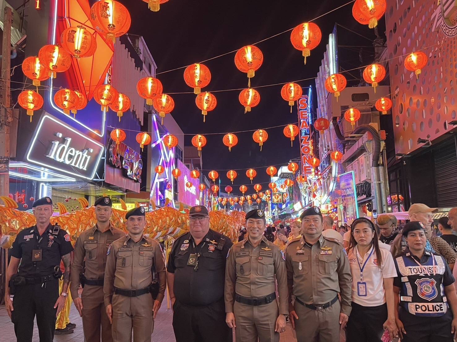 ผู้ประกอบการวอล์คกิ้ง สตรีทพัทยา จ้างมังกรเชิดโชว์นทท.วันตรุษจีน สร้างสีสันต์คึกคัก    
