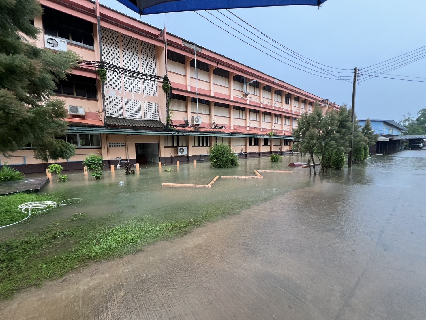ฝนตกหนัก น้ำท่วมโรงเรียนสตรีประเสริฐศิลป์ และเมืองตราด ผู้ว่าฯสั่งโยธาฯตราดเปิดคลองเร่งระบายน้ำ  
