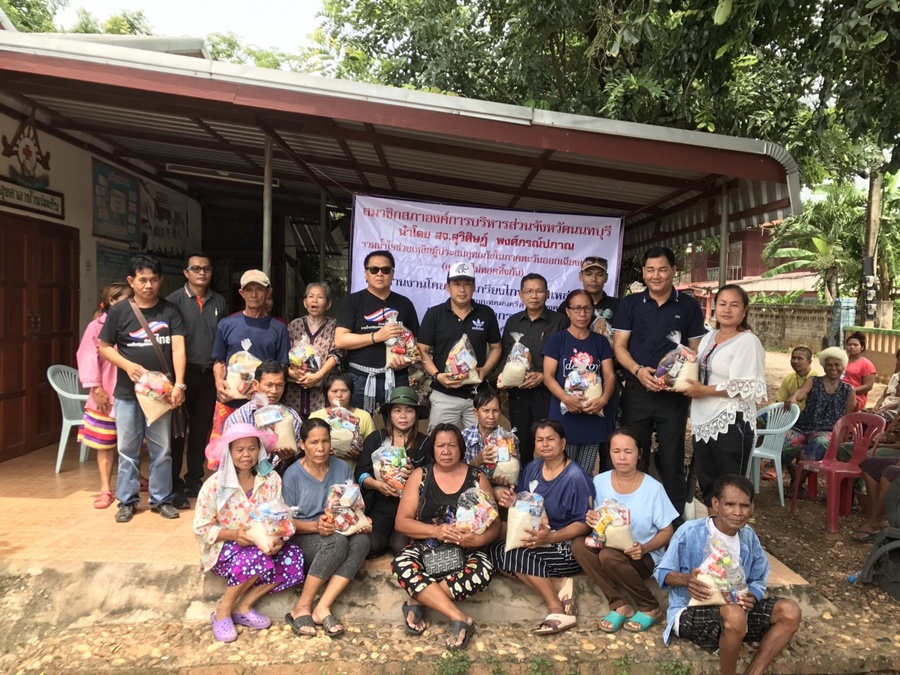 นายกเทศมนตรีตำบลยางตลาดเป็นตัวแทนชมรมสมาชิกสปช.57 ร่วมกับสจ.นนทบุรี และสจ.กาฬสินธุ์มอบสิ่งของช่วยผู้ประสบภัยน้ำท่วม 