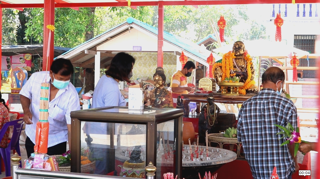  นักเสี่ยงโชคแห่ขอเลขเด็ดพ่อขุนช้างวัดไผ่แขก สุพรรณบุรี