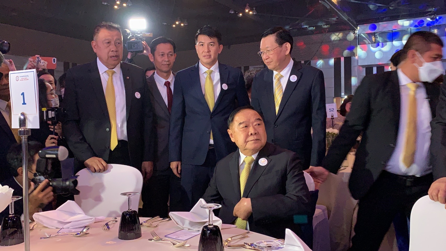 คึกคักงานระดมทุนพลังประชารัฐ เปิด 170 โต๊ะ รวม 510 ล้านบาท พร้อมไฮไลท์งาน “บิ๊กป้อม” ปาฐกถาพิเศษ