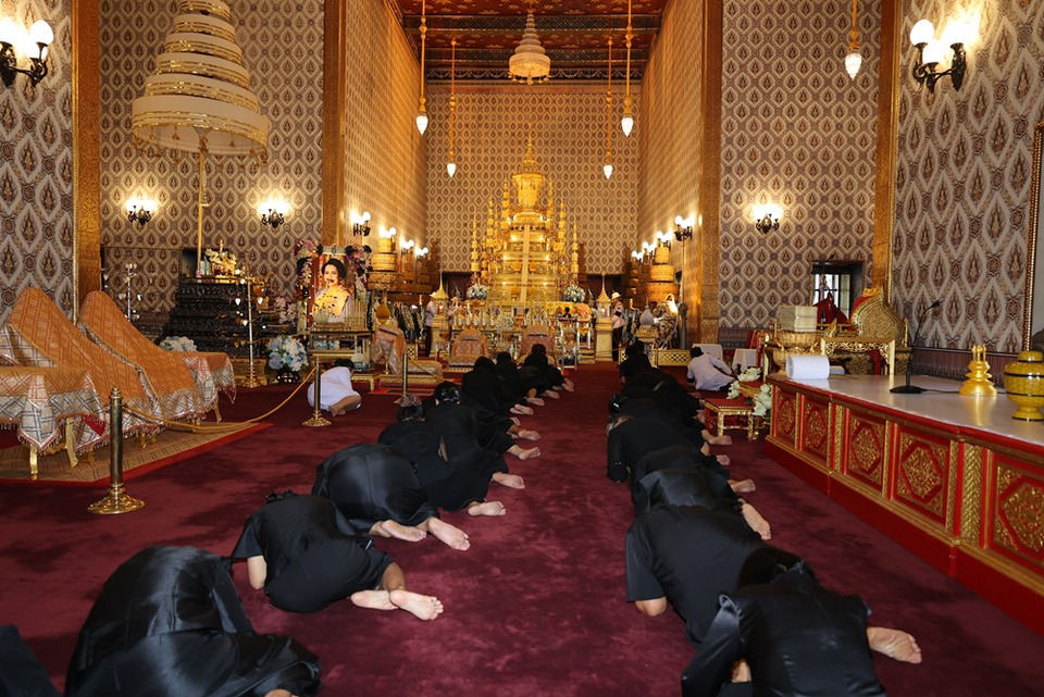 “พสกนิกร” ทั่วทุกหมู่เหล่า หลั่งไหลเข้ากราบถวายบังคมพระบรมศพ “สมเด็จพระพันปีหลวง” ณ พระที่นั่งดุสิตมหาปราสาท 