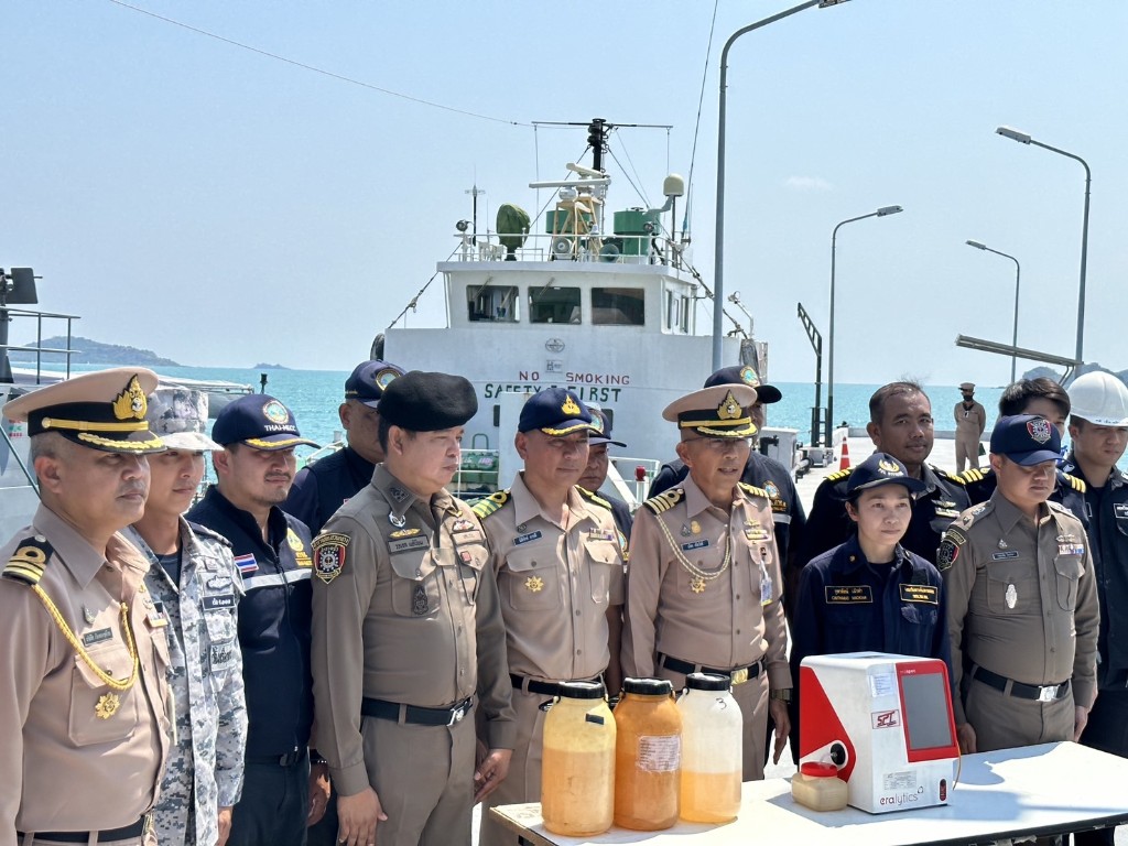 กองทัพเรือจับเรือบรรทุกน้ำมันเถื่อน เกือบ 3 แสนลิตร กลางอ่าวไทย ปรับ 14 ล้านบาท
