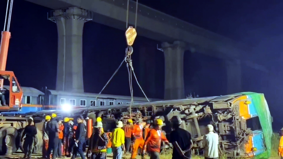 เร่งขนย้ายโบกี้รถไฟเหตุเครนถล่ม ติดป้ายไว้อาลัยผู้เสียชีวิต