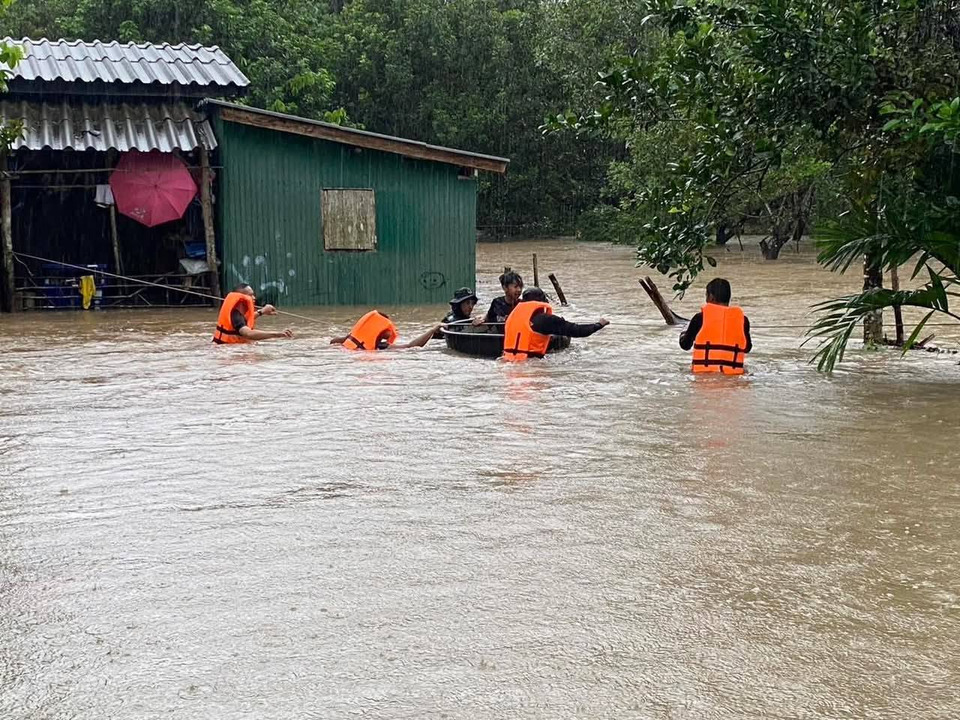 ฉก.ทพ.45 รายงานน้ำท่วม อ.ระแงะ นราธิวาส เร่งระดมกำลัง–เรือ–ยานพาหนะเข้าช่วยเหลือประชาชน