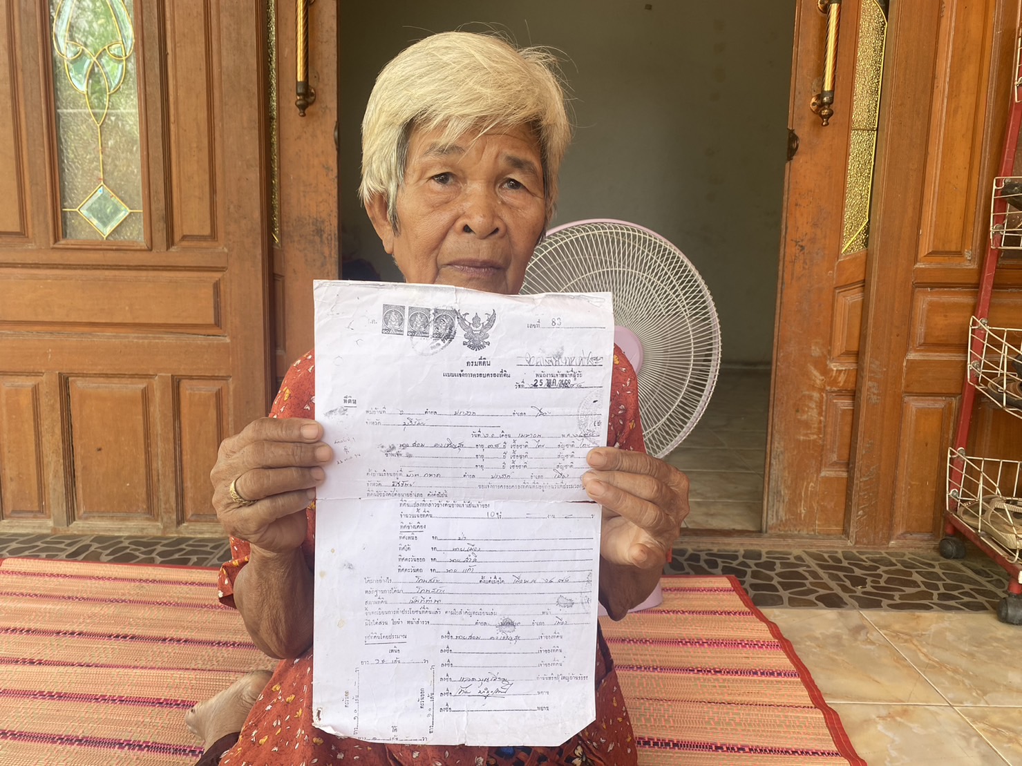 พี่สาววัย 76 ปีหลั่งน้ำตาถูกน้องชายแท้ๆปลอมเอกสารกู้เงินอ้างใช้หนี้แทนก่อนยึดเอาที่นากว่า 10 ไร่ไปทำกิน 