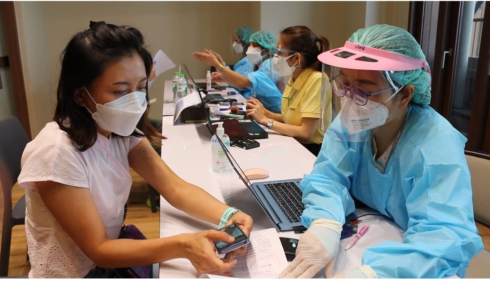 หอการค้าขอนแก่น ประกาศชัดเศรษฐกิจขอนแก่นต้องรอด  นำบุคลากรด่านหน้าด้านเศรษฐกิจตบเท้าเข้ารับการฉีดวัคซีนทางเลือก คึกคัก