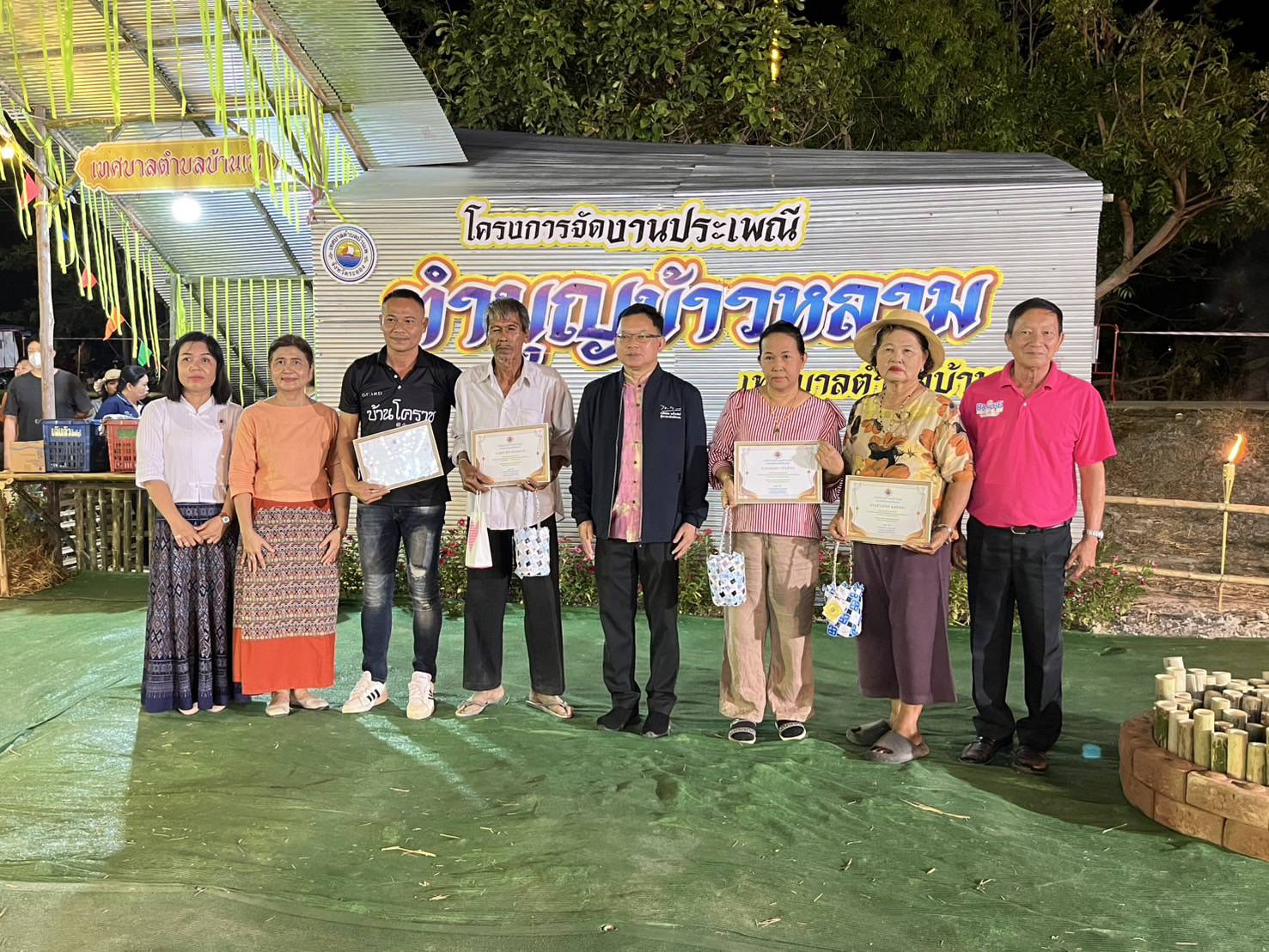 คึกคัก! ประชาชนแห่ร่วมงานประเพณีทำบุญข้าวหลามบ้านเพ สืบสานวัฒนธรรมท้องถิ่น
