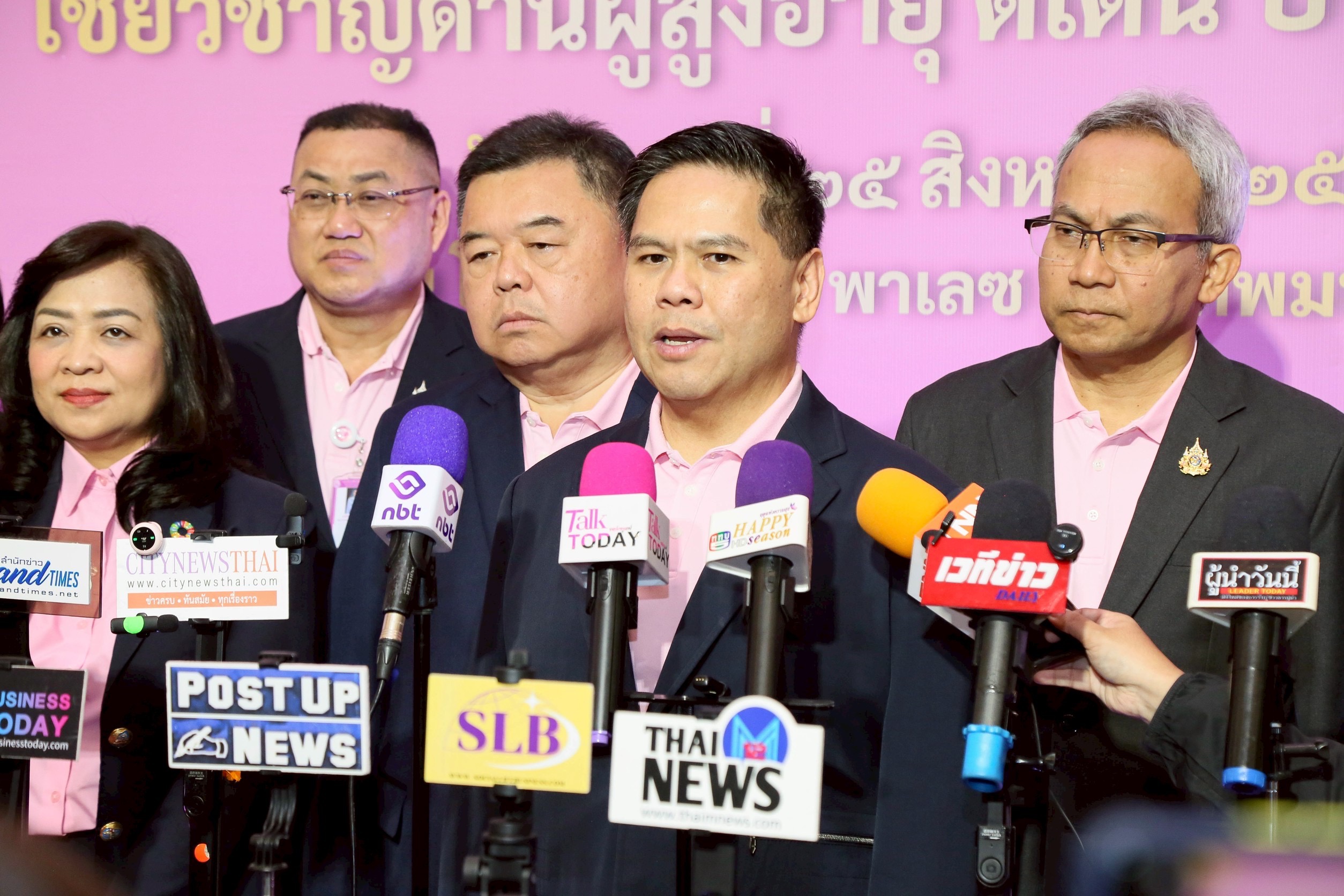 “วราวุธ” ชื่นชม 88 อพมส.ดีเด่น - พม. มอบเข็มเชิดชูเกียรติ หลังอุทิศตนช่วยเหลือผู้สูงอายุ ฝ่าวิกฤตประชากร
