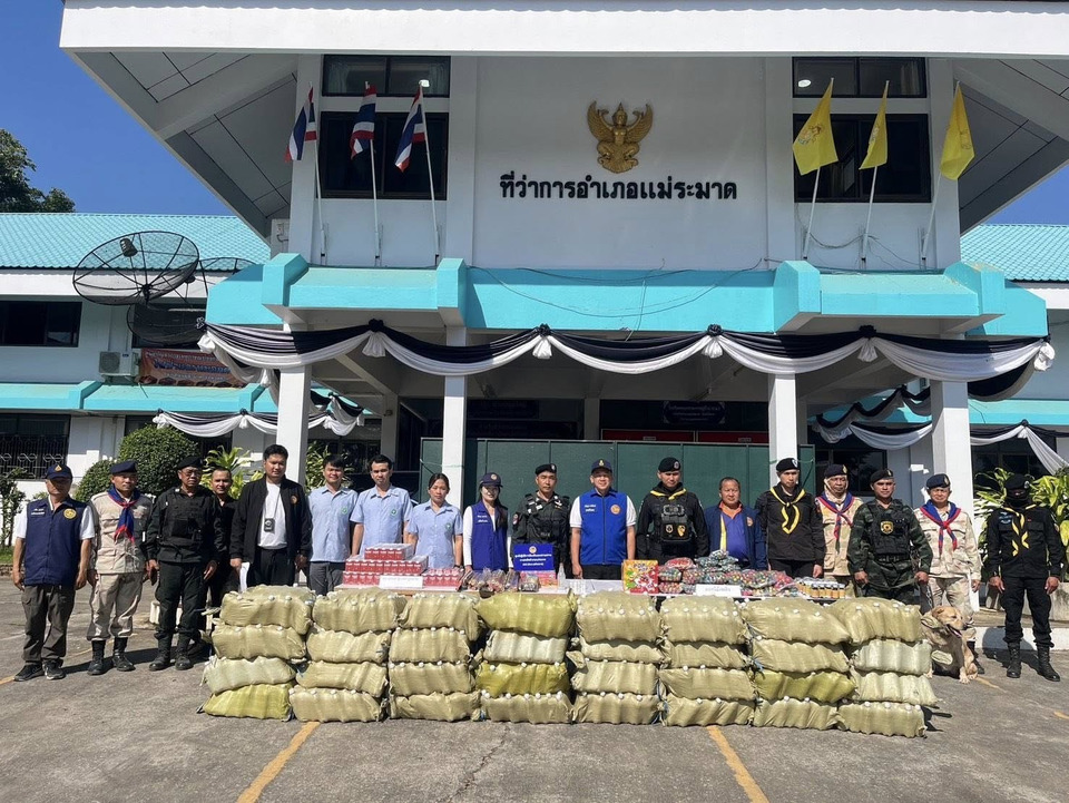 บุกทลายร้านของชำแม่ระมาด ยึดเฮโรอีน บุหรี่–สุราเถื่อน พลุกว่า 5,000 นัด