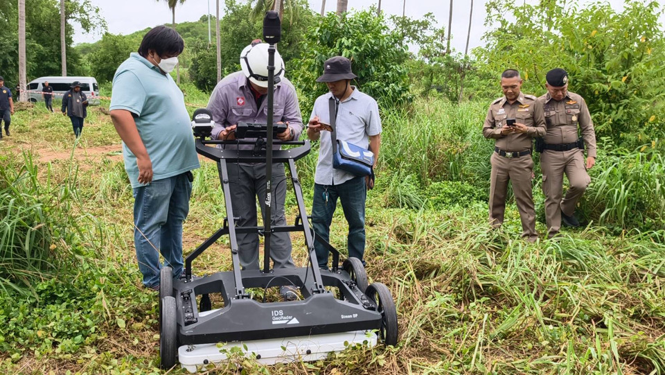 ตำรวจภาค 2 ใช้ GPR สแกนใต้ดิน คลี่ปมคดี 5 ศพ หาจุดต้องสงสัยเพิ่ม 