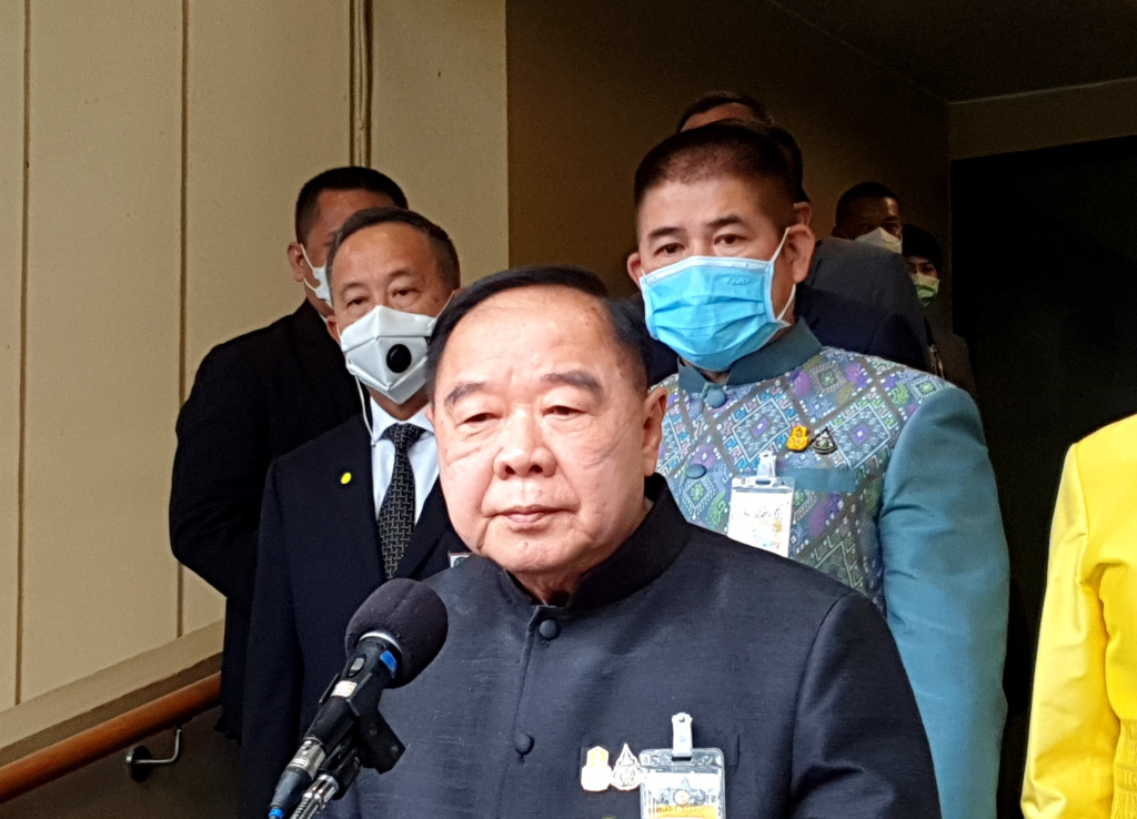 "บิ๊กป้อม" ปัดไม่รู้เอกสาร สมช.สั่งสกัดม็อบหลุด ลั่นห้ามเข้าใกล้เขตพระราชฐานเกิน 150 ม. 