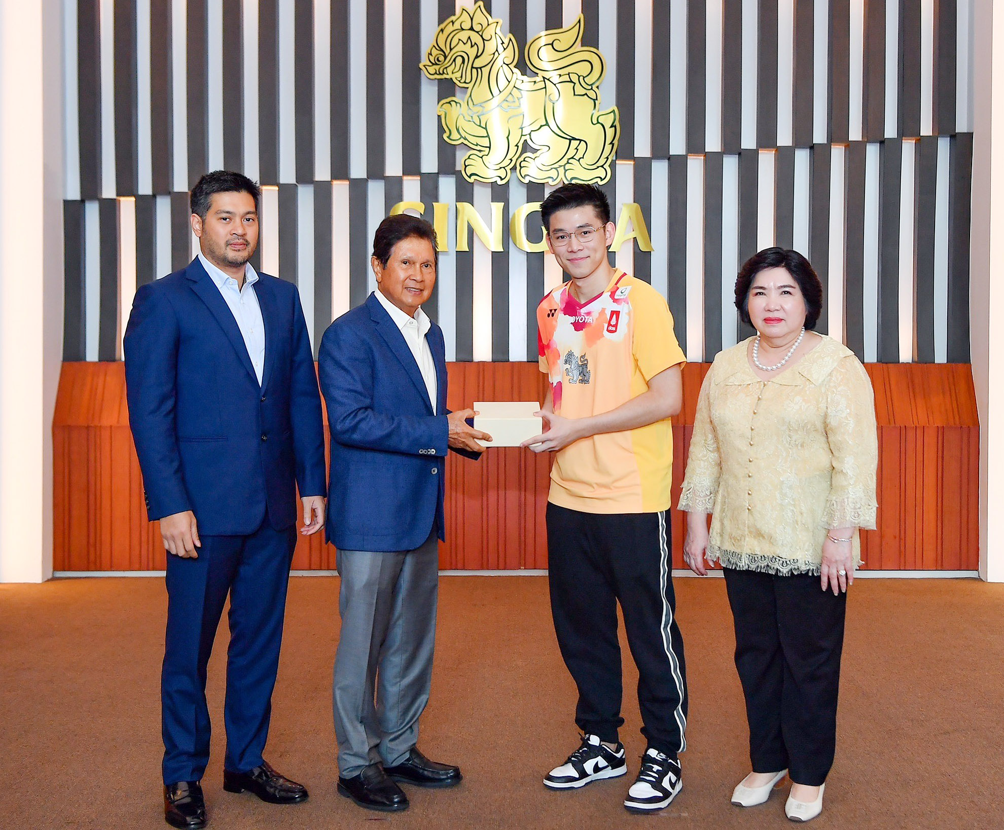 "วิว" นักตบแบดหนุ่ม เข้าขอบคุณ "สันติ ภิรมย์ภักดี" เบื้องหลังความสำเร็จคว้าแชมป์ชายเดี่ยว "แบดมินตันโลก 2023"