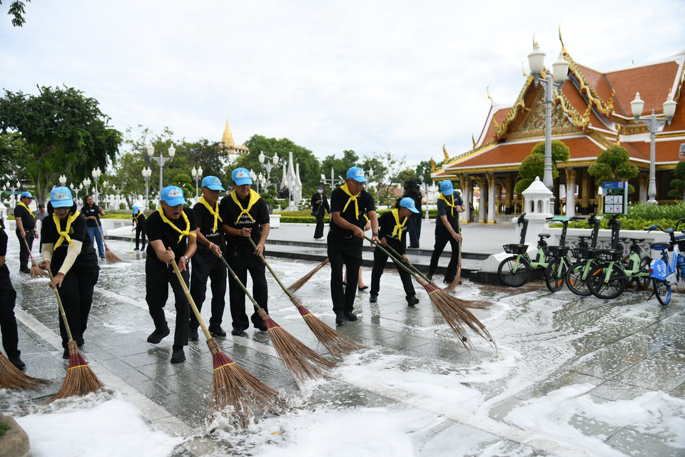 "กทม." ร่วม "จิตอาสาพระราชทาน" เตรียมความพร้อมเส้นทางเคลื่อนพระบรมศพ "สมเด็จพระบรมราชชนนีพันปีหลวง"  สู่พระบรมมหาราชวัง
