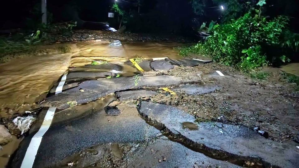 ฝนถล่มแม่ฮ่องสอน น้ำป่าห้วยเสือเฒ่าตัดถนนขาด ต้นไม้ล้มหลายเส้นทาง