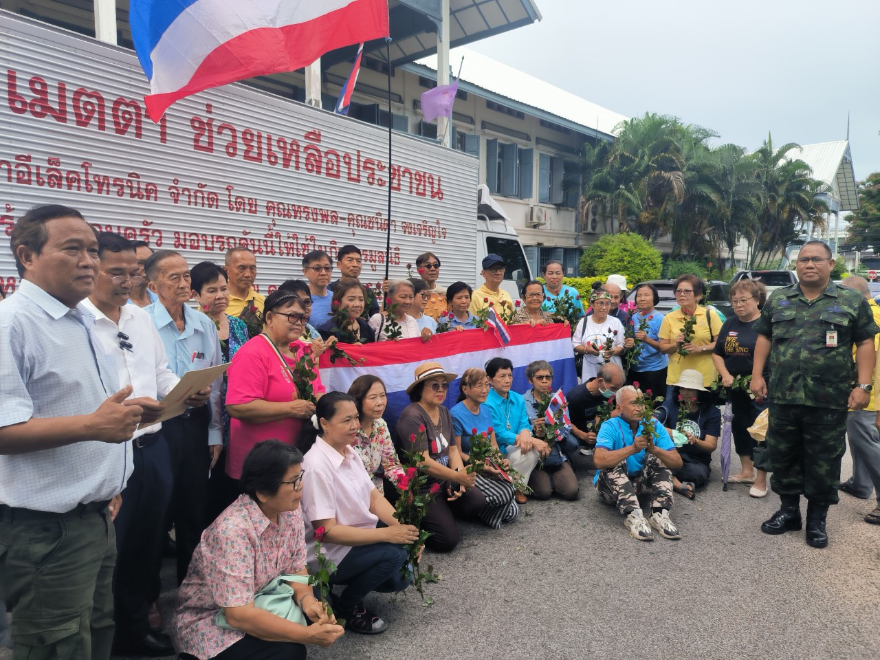 ประชาชนชาวโคราชส่งธารน้ำใจข้าวสารอาหารแห้ง น้ำดื่ม ยารักษาโรค ช่วยทหาร ทภ.2 ปฏิบัติภารกิจชายแดน