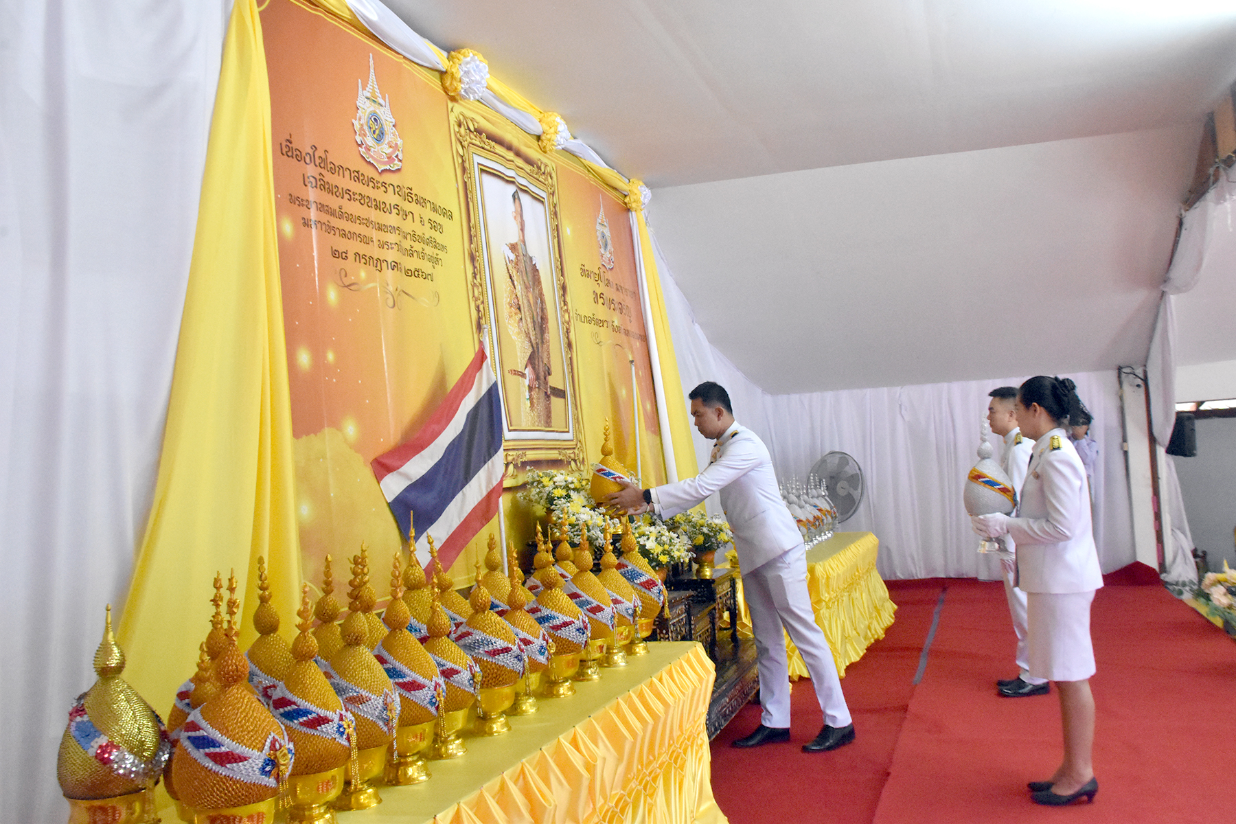นอภ.รัตนวาปี นำทำบุญตักบาตร เนื่องในโอกาสมหามงคลเฉลิมพระชนมพรรษา 6 รอบ 