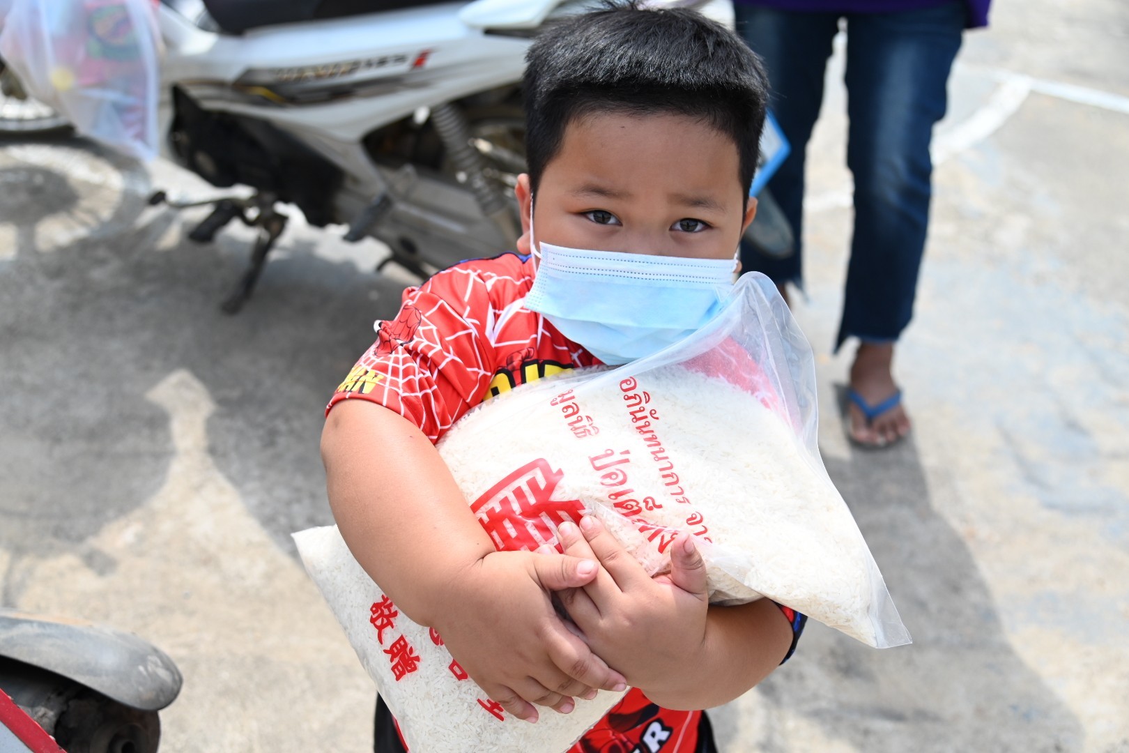 มูลนิธิป่อเต็กตึ๊งมอบถุงยังชีพบรรเทาทุกข์ผู้ประสบภัยน้ำท่วมอยุธยา อ่างทอง กาญจนบุรี สุพรรณบุรี และสิงห์บุรี