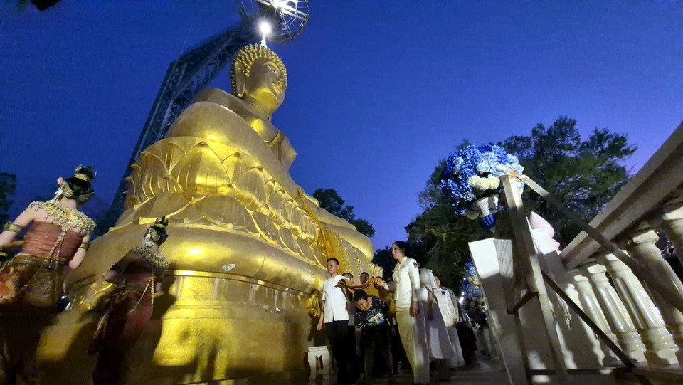 ผู้ว่าฯบุรีรัมย์ นำแห่ผ้าอังสะขึ้นภูเขาไฟกระโดง เปลี่ยน “พระสุภัทรบพิตร” สงกรานต์ 2569