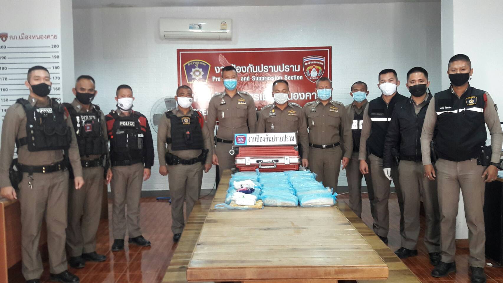ตำรวจสายตรวจ สภ.เมืองหนองคาย ตรวจยึดยาบ้า 1.8 แสนเม็ด ซุกริมโขงมูลค่ากว่า 9 ล้านบาท 