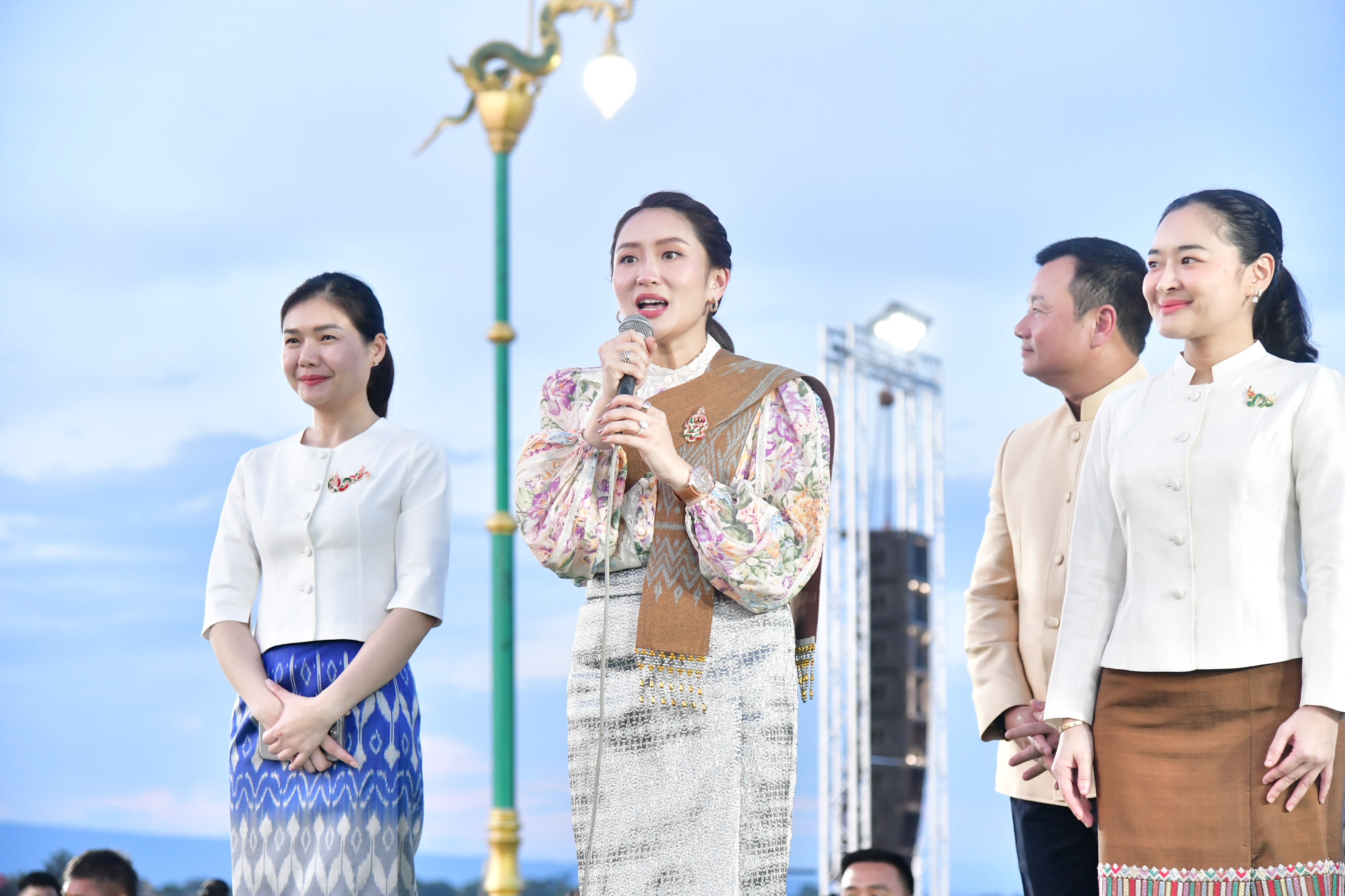 “นายกฯอิ๊งค์” สวมผ้าไทย เปิดงานบั้งไฟพญานาคโลก จ.หนองคาย ชูเป็นซอฟพาวเวอร์ หวังกระตุ้น ศก.อีสาน ปชช.ชม ‘น่าฮักมาก’