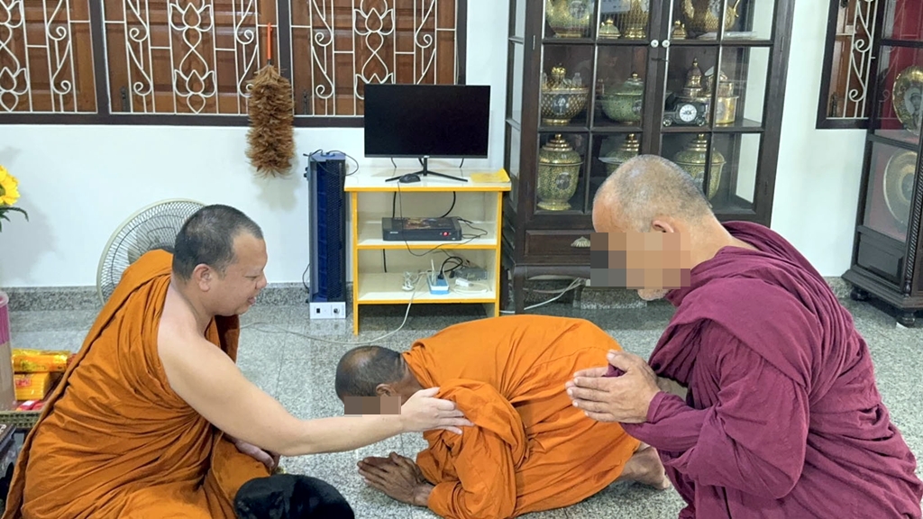 ชาวบ้านแจ้งตำรวจ! พบชายแต่งพระสงฆ์อาศัยลานจอดรถห้าง ฉันข้าวกลางวัน
