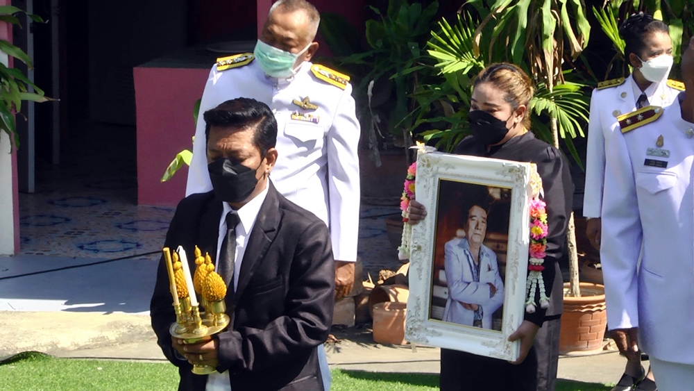 พระราชทานเพลิงศพ "ศรเพชร ศรสุพรรณ" ศิลปินดารา-แฟนเพลงแห่ ร่วมอาลัยแน่นวัด