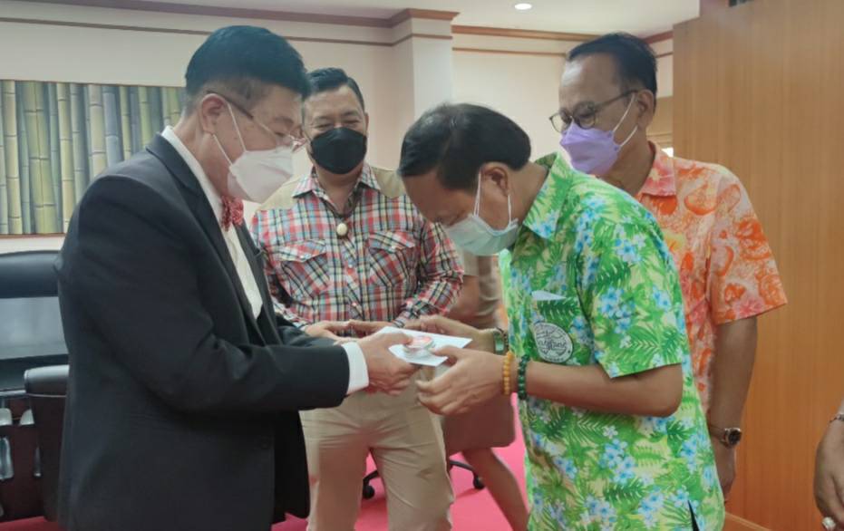 นายกอบจ.ตากร่วมรดน้ำดำหัวจากกลุ่มคนรักแม่สอดสืบสานประเพณีสงกรานต์