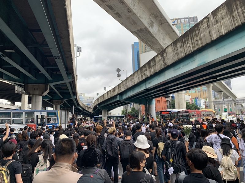ผู้ชุมนุมรวมตัวแน่น ห้าแยกลาดพร้าว-อุดมสุข