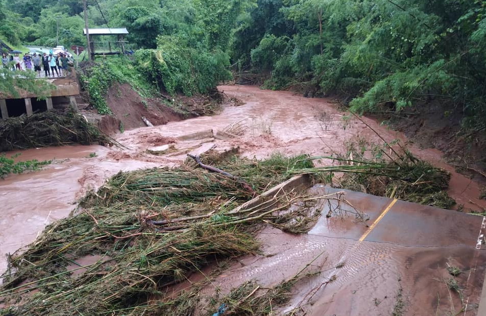 ฝนตกหนัก-น้ำป่าหลาก ซัดสะพานขาด ชาวบ้าน 130 ราย ถูกตัดขาดโลกภายนอก