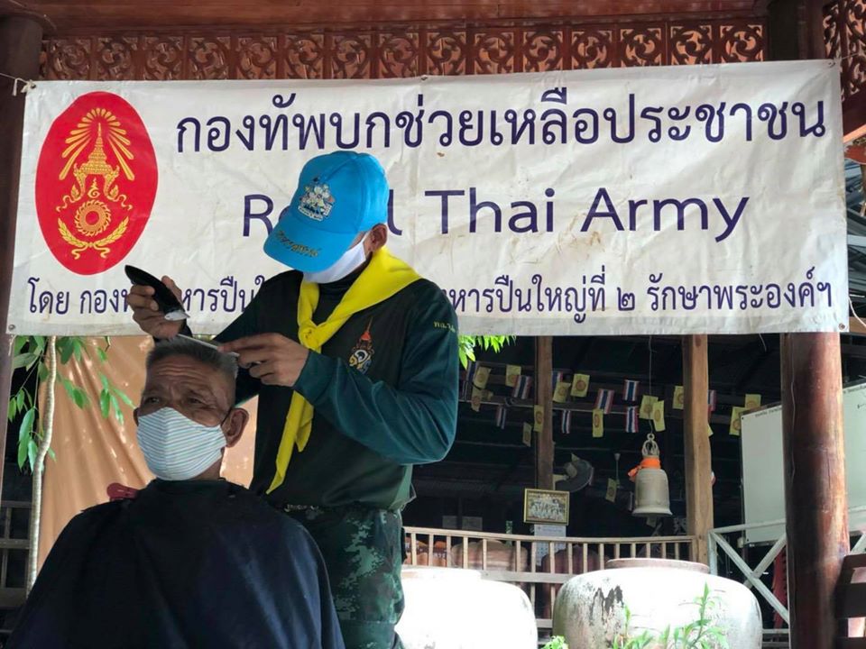 พล.ร.2รอ.จัดชุดจิตอาสาตัดผมฟรี โครงการ 'Army Baber Deliverly
