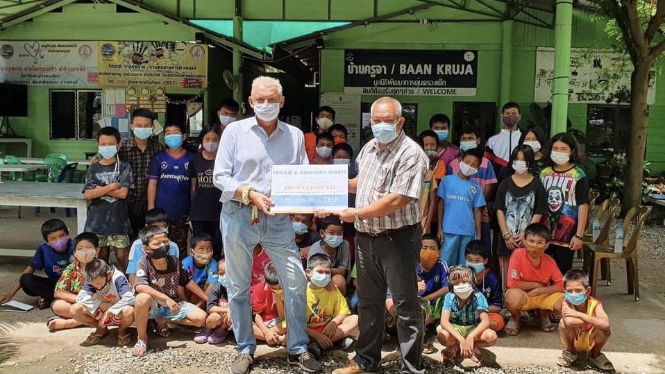 กงสุลใหญ่ออสเตรียพร้อมภริยา ยื่นมือช่วยบ้านครูจา ฝ่าวิกฤติโควิดระลอก  3 
