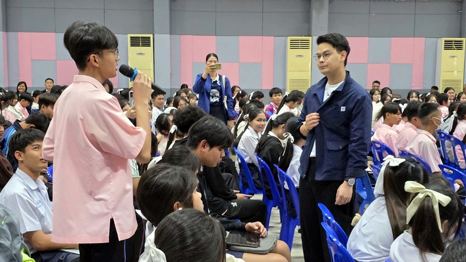 "ไชยชนก" พบ นร.โคราช ชื่นชมเยาวชนตื่นตัวการเมือง ชูแนวคิดทหารอาสา