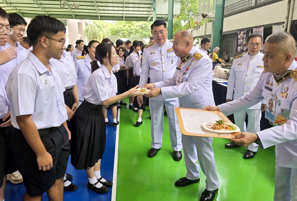 "ในหลวง" โปรดเกล้าฯ พระราชทานเลี้ยงอาหารกลางวันแก่นักเรียน คณะครู ร.ร.เตรียมอุดมศึกษา เนื่องในโอกาสวันเฉลิมพระชนมพรรษา 28 กรกฎาคม 2568