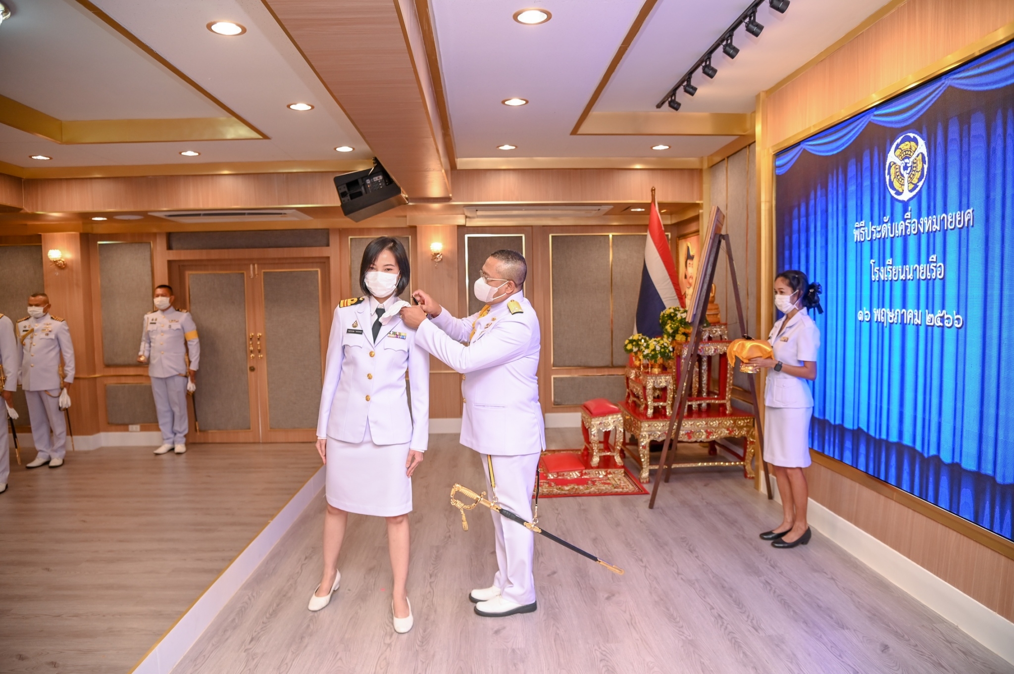 ผู้บัญชาการโรงเรียนนายเรือประดับเครื่องหมายยศให้แก่ผู้ที่ได้เลื่อนยศสูงขึ้น