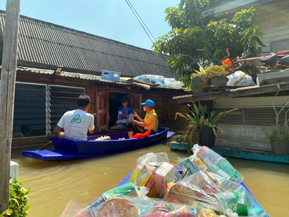 ตม.3 ร่วมบริจาคเครื่องอุปโภคบริโภคช่วยผู้ประสบภัยน้ำท่วม ต.เชียงรากใหญ่​ ปทุมธานี 