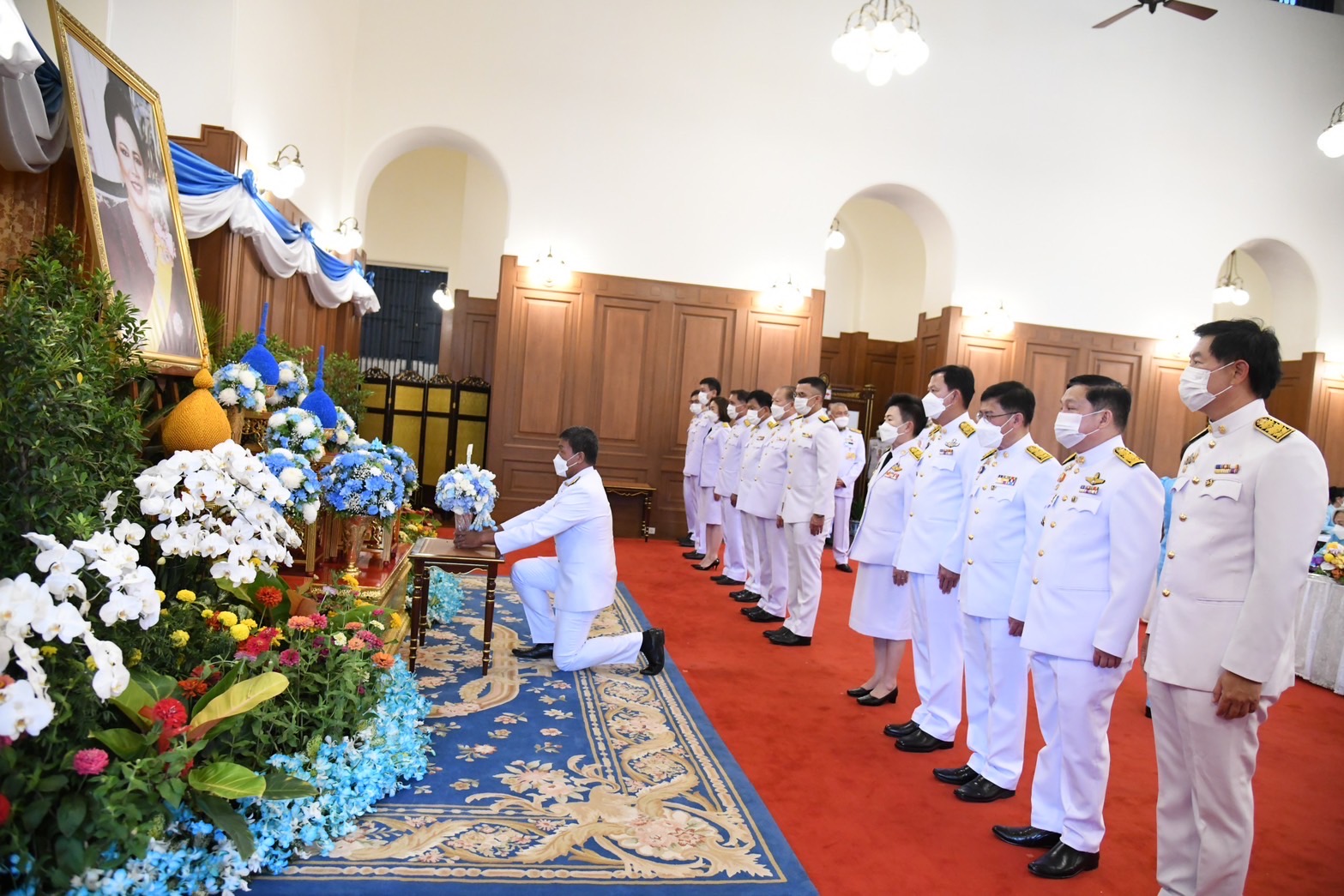 กทม.ร่วมพิธีทำบุญตักบาตร ถวายพระพรสมเด็จพระนางเจ้าสิริกิติ์ พระบรมราชินีนาถ พระบรมราชชนนีพันปีหลวง