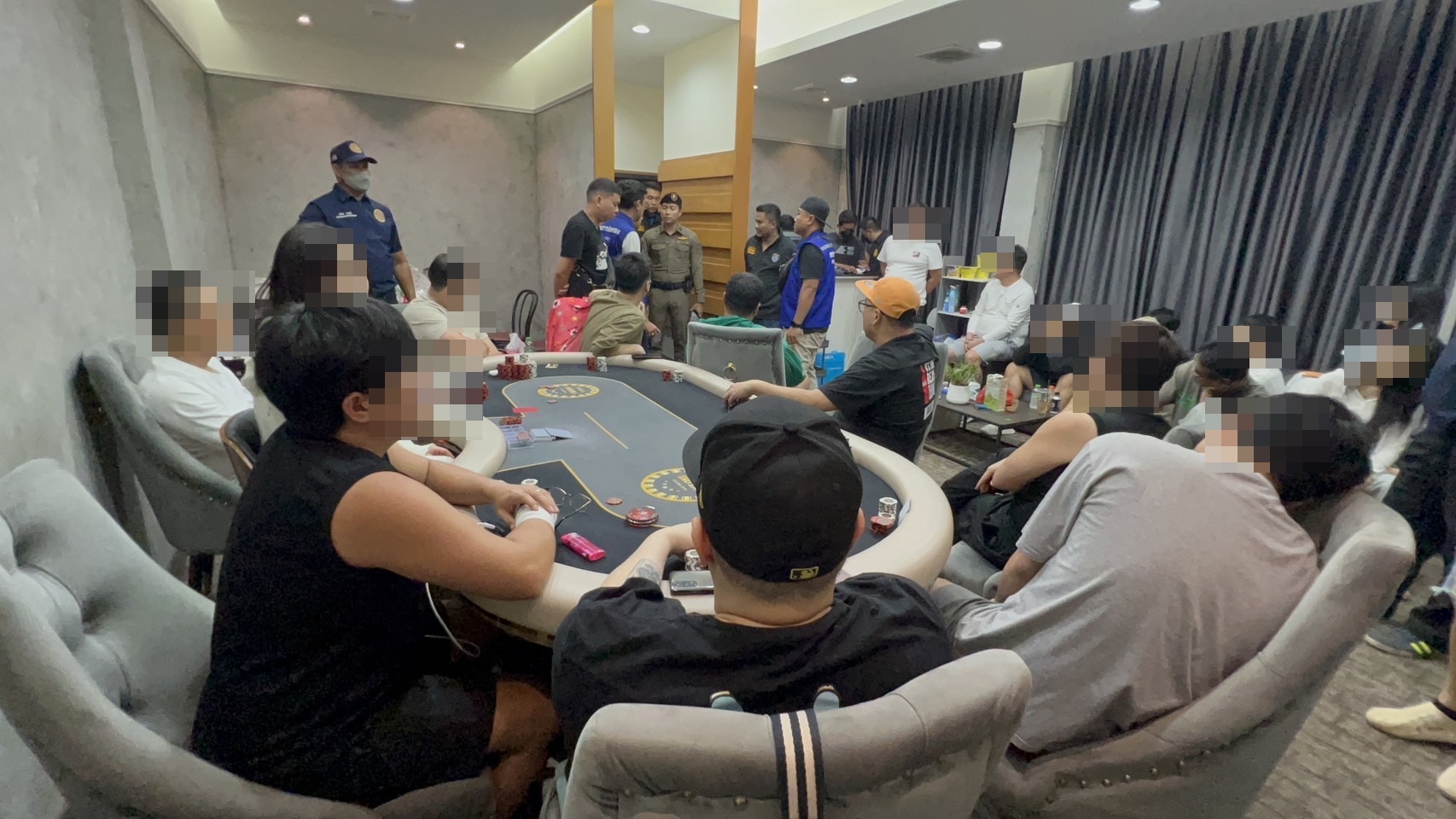 ตำรวจบุกจับแก๊งเกาหลีลอบเล่นไพ่โป๊กเกอร์รวบ 10 นักพนัน