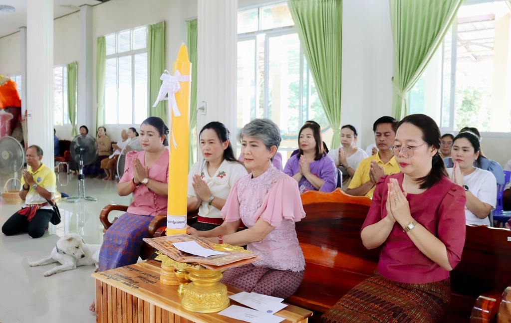 นายก ทม.ลำปลายมาศ ร่วมพุทธศาสนิกชน ถวายเทียนพรรษา เนื่องในเทศกาลเข้าพรรษา