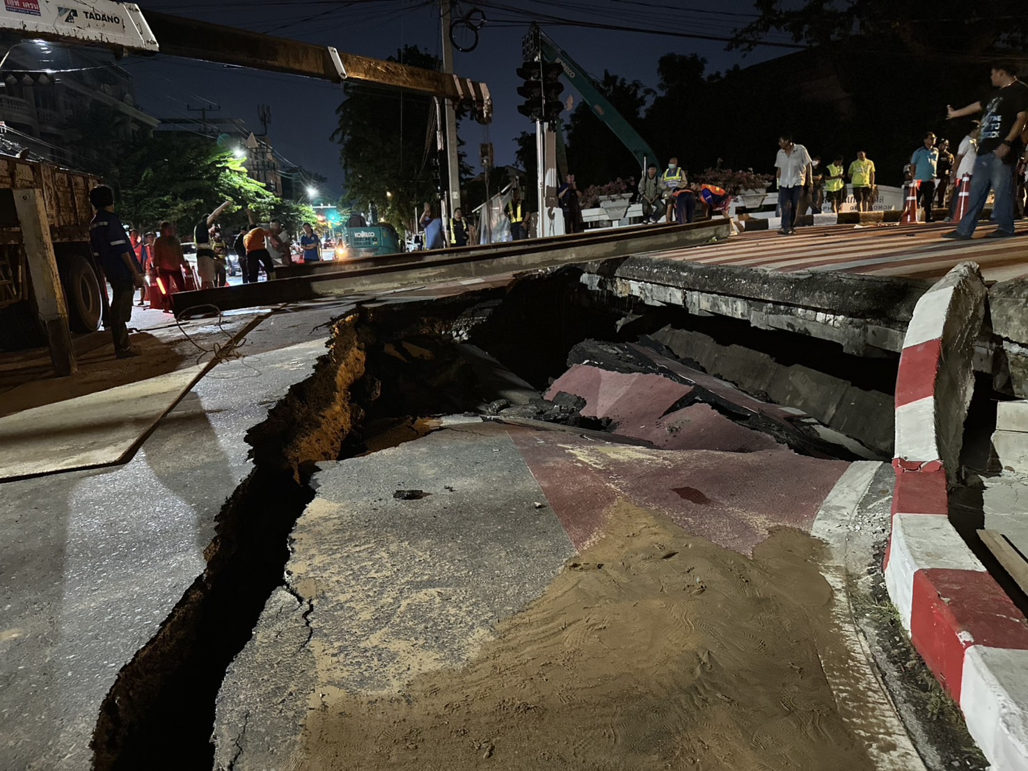 เช้านี้หลีกเลี่ยง'บริเวณแยกเกษะโกมล'เหตุถนนทรุดตัวคาดเกิดจากแนวท่อประปาที่อยู่ใต้สะพานแตก