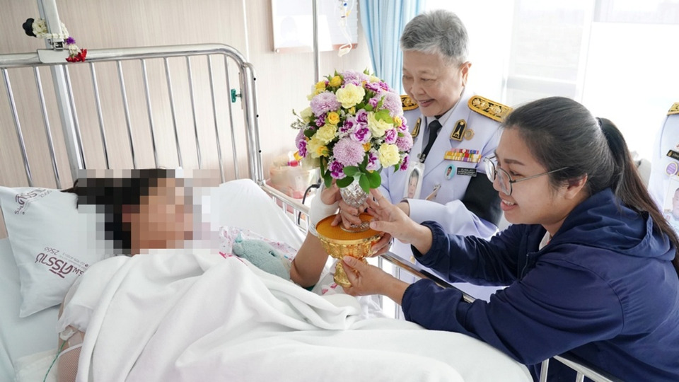 ในหลวง-พระราชินี พระราชทานดอกไม้และสิ่งของเยี่ยมผู้บาดเจ็บจากเหตุกราดยิง ทรงห่วงใยและพระราชทานกำลังใจ
